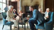 Lars Pöhlmann (Dominic Boeer, r.) befragt Residenzbewohnerin Luise Hildmann (Karin Eckhold, l.). Diese gerät sofort ins Schwärmen über Frank Hilpert: Ein aktiver Geist, singt im Shanty-Chor und ist allseits beliebt. Doch wer könnte Gründe haben, ihn umzubringen? Erst kürzlich hat ihn seine Tochter besucht und ist dabei in Streit mit ihm geraten. Oder ist es seine Nichte gewesen? Lars Pöhlmann nimmt die Spur auf.