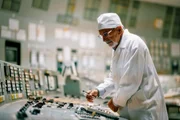 Nuklearingenieur Nikolai Steinberg im Kontrollraum von Reaktorblock 3, Tschernobyl. Nikolai Steinberg baute das Atomkraftwerk Tschernobyl mit auf und lebte in der Atomstadt Prypjat; zum Zeitpunkt des Reaktorunglücks arbeitete er weit weg in einem anderen Atomkraftwerk. Nuklearingenieur Nikolai Steinberg im Kontrollraum von Reaktorblock 3, Tschernobyl. Nikolai Steinberg baute das Atomkraftwerk Tschernobyl mit auf und lebte in der Atomstadt Prypjat; zum Zeitpunkt des Reaktorunglücks arbeitete er weit weg in einem anderen Atomkraftwerk.