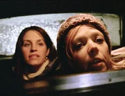 Ein Schneesturm über New York legt die Flughäfen lahm. Ein Taxi bringt Megan (Kristin Vogelsong, l.) und Alice (Emily Bergl) in ein zwielichtiges Hotel in Brooklyn. Ein Schneesturm über New York legt die Flughäfen lahm. Ein Taxi bringt Megan (Kristin Vogelsong, l.) und Alice (Emily Bergl) in ein zwielichtiges Hotel in Brooklyn.