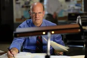 Der Ermittler für Flugunfälle, John Delisi (gespielt von Darrin Baker), sieht die Akten des Kapitäns durch.