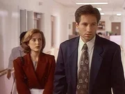Die FBI-Agenten Scully (Gillian Anderson, l.) und Mulder (David Duchovny, r.) finden Hinweise, dass Außerirdische bei der Entführung eines jungen Mädchens ihre Hand im Spiel hatten. Die FBI-Agenten Scully (Gillian Anderson, l.) und Mulder (David Duchovny, r.) finden Hinweise, dass Außerirdische bei der Entführung eines jungen Mädchens ihre Hand im Spiel hatten.