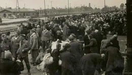 Auschwitz 1944: SS-Bewacher und H&auml;ftlinge in gestreifter Kleidung sollen den neuen Transport "abfertigen", wie es zynisch hei&szlig;t.