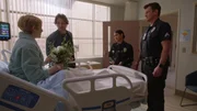 Officer John Nolan (Nathan Fillion, r.) und Celina Juarez (Lisseth Chavez, 2. v. r.) besuchen Ashley (Molly C. Quinn, l.) im Krankenhaus, wo sie verzweifelt auf das lebensrettende Organ ihres Vaters wartet, der ein Straftäter ist. Während des Besuchs lernen sie auch Ashleys Freund Duke (Austin Woods, 2. v. l.) kennen, der verblüffende Ähnlichkeiten mit ihrem Vater aufweist. Officer John Nolan (Nathan Fillion, r.) und Celina Juarez (Lisseth Chavez, 2. v. r.) besuchen Ashley (Molly C. Quinn, l.) im Krankenhaus, wo sie verzweifelt auf das lebensrettende Organ ihres Vaters wartet, der ein Straftäter ist. Während des Besuchs lernen sie auch Ashleys Freund Duke (Austin Woods, 2. v. l.) kennen, der verblüffende Ähnlichkeiten mit ihrem Vater aufweist.