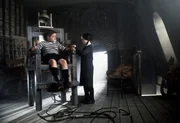 Die Geschwister Pugsley (Jimmy Workman, l.) und Wednesday Addams (Christina Ricci, r.) spielen am liebsten verschiedene Hinrichtungsarten nach.