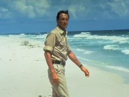 Erneut verschwinden Menschen am Strand von Amity. Polizeichef Brody (Roy Scheider) bef&uuml;rchtet, dass ein Wei&szlig;er Hai vor der K&uuml;ste auf Opfer lauert. Doch der B&uuml;rgermeister, der nur das Tourismusgesch&auml;ft im Sinn hat, will davon nichts wissen&hellip;