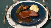 Hauptgang: Wagyu-Heubraten mit Wasabi-Kartoffelpüree und grünen Bohnen im Speckmantel.