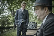 Fred Thursday (Roger Allam, r.) lässt seinen Frust an Endeavour Morse (Shaun Evans, l.) aus, obwohl der ihm nur helfen will.