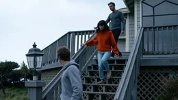 Josh (Jeremy Allen White, l.), seine Freundin Mina (Sheila Vand, M.) und sein Bruder Charlie (Dan Stevens, r.) suchen Joshs verschwundenen Hund Reggie.