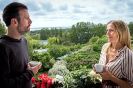 Windpocken! Nora (Tanja Wedhorn) muss ihren Praxiskollegen Dr. Stresow (Benjamin Gr&uuml;ter) krankheitsbedingt vertreten.