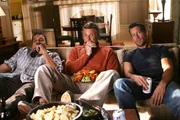 Tom (Doug Savant, M.) trifft sich mit Carlos (Ricardo Antonio Chavira, l.) und Mike (James Denton, r.), um Football zu sehen. Mike nutzt die Gelegenheit und fragt die beiden, was f&uuml;r ein Mensch er vor seinem Unfall gewesen ist.