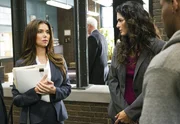 Assistant District Attorney Valerie Hudson (Roselyn Sanchez, l.) und Detective Jane Rizzoli (Angie Harmon) besprechen die Ermittlungen im Mordfall eines schwarzen Aktivistien. Wer hatte ein Motiv?