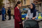 Katharina Hahn (Bianca Hein, l.) im Gespräch mit Fatma Stahl (Maya Haddad, r.).