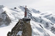 Die Aiguille du Midi, die mit einer Seilbahn erreichbar ist, ist mit fast einer Million Besuchern pro Jahr einer der meistbesuchten Orte in großer Höhe weltweit. Die Aiguille du Midi, die mit einer Seilbahn erreichbar ist, ist mit fast einer Million Besuchern pro Jahr einer der meistbesuchten Orte in großer Höhe weltweit.