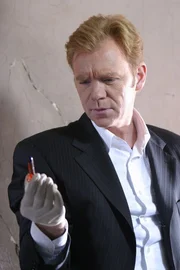 Dank gründlicher Ermittlungsarbeit erhält Lt. Horatio Caine (David Caruso) die Genugtung, den Hauptverdächtigen schließlich auch verhaften zu können.