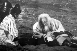L-R: Lord Hidetora Ichimonji (Tatsuya Nakadai) und Kyoami (P&icirc;t&acirc;)