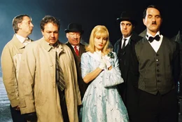 v.l.n.r.: Dieter Dubinsky (Olli Dittrich), Chief Inspector Even Longer (Oliver Kalkofe), Sir John (Wolfgang V&ouml;lz), Miss Pennymarket (Tanja Wenzel), Inspector Very Long (Bastian Pastewka) und Butler Hatler (Christoph M. Herbst).