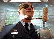 Kommandant Spangler (Daniel von Bargen) genießt eine außergewöhnliche Pfeife.