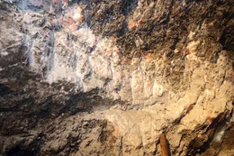 Spuren des Salzabbaus im Stollen.  Die Verwendung des sendungsbezogenen Materials ist nur mit dem Hinweis und Verlinkung auf RTL+ gestattet.