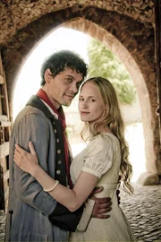 Puppenspieler Anton (Carlo Ljubek, l.) hat sich auf den ersten Blick in Prinzessin Amanda (Inez Björg David, r.) verliebt. Kann er das Geheimnis der zertanzten Schuhe lüften? Puppenspieler Anton (Carlo Ljubek, l.) hat sich auf den ersten Blick in Prinzessin Amanda (Inez Björg David, r.) verliebt. Kann er das Geheimnis der zertanzten Schuhe lüften?