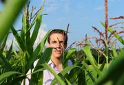 Xaver (Jan van Weyde) beobachtet Sibylle und ist von ihrem Anblick sofort wieder verzaubert.