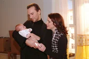 Gerührt betrachten Hugo und Inka die kleine Tochter von Yvonne und Max.