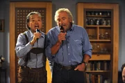 Mit Karaoke hat Martin seinem japanischen Geschäftspartner eine Freude gemacht. Von links: Herr Koyama (Gen Seto) und Martin Kirchleitner (Hermann Giefer).