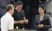 Als Graham, der beschuldigt wird, seine Frau getötet zu haben flieht er und nimmt Geiseln. Danny (Scott Caan, l.) und Steve (Alex O'Loughlin, M.) werden mit dem Fall von Laura Hills (Kelly Hu, r.) vertraut gemacht ...