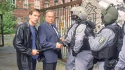 Die Kommissare Bonhoff (Wolfgang Krewe, li.) und Kehler (Wolfgang Bathke, 2.v.li.) besprechen mit den SEK-Beamten das Vorgehen gegen den mutmasslichen Täter.