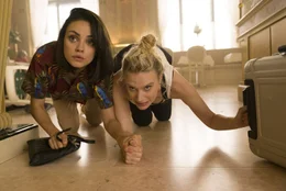 Audrey (Mila Kunis, l.); Morgan (Kate McKinnon, r.)