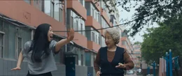 Billi (Awkwafina, l.); Nai Nai (Shuzhen Zhao, r.)