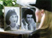 Vivian Dimitri (Helen Shaver) dringt nach Mrs Columbos Beerdigung in Lt. Columbos Haus ein und schaut sich ein Bild des Ehepaares an.