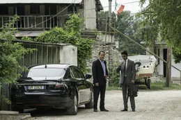 Um die Vernichtung eines Gro&szlig;teils der Menschheit zu verhindern, tut sich Robert Langdon (Tom Hanks) mit Harry Sims (Irrfan Khan, r.) zusammen. Dieser ist Chef einer einflussreichen Firma und kann die Katastrophe vielleicht abwenden. Doch in dem Rennen gegen die Zeit verschwimmen die Grenzen zwischen Gut und B&ouml;se und bald ist nicht mehr klar, wer auf welcher Seite k&auml;mpft...