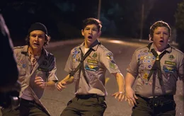 Sie sind gekommen, um zu fressen. Doch dann geraten die Zombies an einen w&uuml;rdigen Gegner: die Pfadfinder Augie (Joey Morgan, r.), Carter (Logan Miller, l.) und Ben (Tye Sheridan, M.) ...