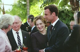 Sehen sich bereits als Gewinner: Raymond Shaw (Liev Schreiber, r.) und seine machthungrige Mutter, die Senatorin Eleanor Shaw (Meryl Streep, 2.v.r.) ...
