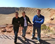 Interstate 40, Winslow, AZ: Das Team (James Fox, Ering Ryder und Ben McGee) am Meteoritenkrater. Interstate 40, Winslow, AZ: Das Team (James Fox, Ering Ryder und Ben McGee) am Meteoritenkrater.