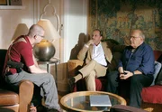 Nicht zu fassen: Geschickt entzieht sich Fabrikant Heinz Schneider (Alexander Held, mitte) den Fragen von Kommissar Palu (Jochen Senf, re.) und Kollege Deininger (Gregor Weber, li.).