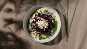 Blaukraut mal ganz anders: Als leichten, frischen Salat. Hüttenkäse und leuchtend grünes Schnittlauchöl passen nicht nur optisch perfekt zum knackigen Rotkohl.