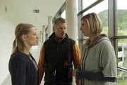 Emilie (Stefanie von Poser, l.), Andreas (Martin Gruber, M.) und Bea (Paula Paul, r.) machen sich große Sorgen um Tobias, der sich bei einem Rettungseinsatz verletzt hat.