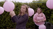 Ihren Polterabend feiert Annemarie zusammen mit ihrer Schwester wie in alten Zeiten. Natürlich dort, wo sie aufgewachsen sind, auf dem Dorf in Mecklenburg. Tradition und Familie haben für beide einen hohen Wert.
