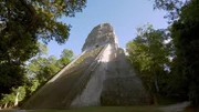 Arch&auml;ologinnen und Arch&auml;ologen untersuchen die Hinterlassenschaften der Maya. Sie wollen herausfinden, was zum Zusammenbruch dieser Kultur f&uuml;hrte.