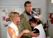 Die Konzernleitung hat sich angekündigt. Rita (Gaby Köster, l.) und Horst (Frank Vockroth) müssen schnell eine Ausrede finden, damit Gisi (Franziska Traub) nicht gekündigt wird.