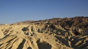 Als Teil einer Reihe von Bergketten, die sich aufgrund von Plattenverschiebungen stets in Bewegung befinden, wird das Death Valley immer weiter auseinandergezogen.