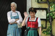 Theresa (Ursula Erber) und Rosi Brunner (Brigitte Walbrun) sind skeptisch wie die Gäste die Preiserhöhung aufnehmen werden.