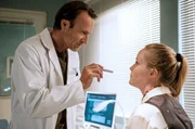 Dr. Martin Stein (Bernhard Bettermann) will die starken Kopfschmerzen von Resa Niebur (Emma Bahlmann) abklären. Dr. Martin Stein (Bernhard Bettermann) will die starken Kopfschmerzen von Resa Niebur (Emma Bahlmann) abklären.