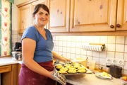 Gastgeberin Johanna Bauer bei den Vorbereitungen in der Küche