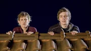 Alex (Wolke Hegenbarth) und Basti (Frederik Hunschede) auf dem Dach in Deckung