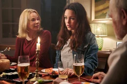 Ella (Tijan Marei) sagt ihrer Familie, dass sie schwanger ist. Nicht nur ihr Tante Susanne (Milena Drei&szlig;ig) ist &uuml;berrascht.
