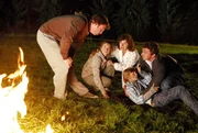 Gerade noch konnten Lilli (Ronja Forcher, 2.v.li.) und Paul (Jonas Kemmler, vorne re.) von Martin (Hans Sigl, re.) und Hans (Heiko Ruprecht, li.) aus der brennenden Scheune gerettet werden. Gemeinsam mit Lisbeth (Monika Baumgarnter, mi.) kümmern sie sich um die Kinder. Gerade noch konnten Lilli (Ronja Forcher, 2.v.li.) und Paul (Jonas Kemmler, vorne re.) von Martin (Hans Sigl, re.) und Hans (Heiko Ruprecht, li.) aus der brennenden Scheune gerettet werden. Gemeinsam mit Lisbeth (Monika Baumgarnter, mi.) kümmern sie sich um die Kinder.