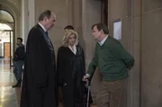 Markus Gellert (Herbert Knaup, l.) und Isa von Brede (Sabine Postel, M.) besprechen sich mit ihrem Mandanten, dem Rentner Frank Weigand (Gernot Kunert, r.). Markus Gellert (Herbert Knaup, l.) und Isa von Brede (Sabine Postel, M.) besprechen sich mit ihrem Mandanten, dem Rentner Frank Weigand (Gernot Kunert, r.).