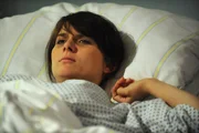 Nina (Andrea Schmitt) ist noch benommen von der Vollnarkose.
